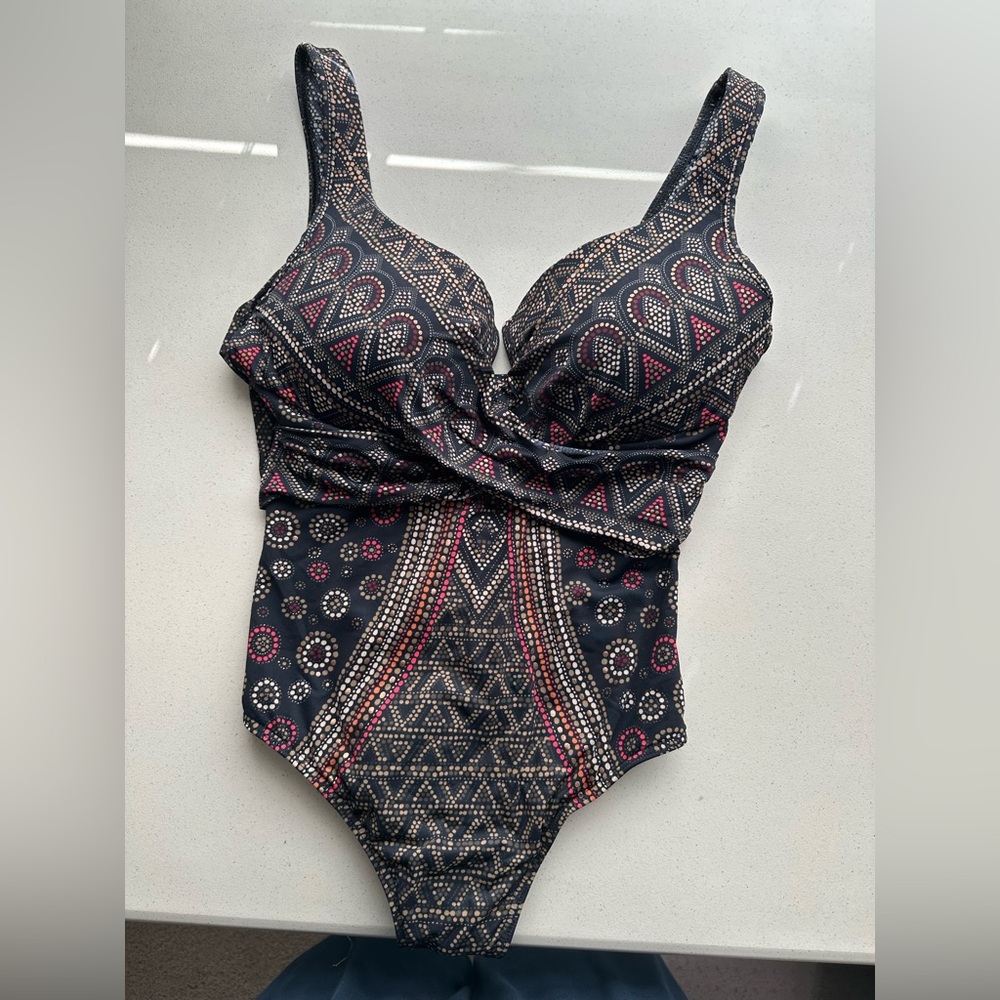 Miraclesuit size 14, black with copper metallic, worn twice in ex cond